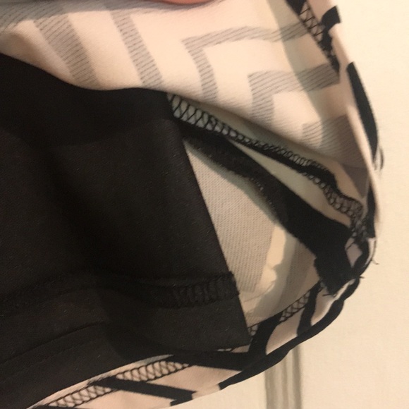 Short mini skirt look 60’s dream outfit! Graphic, classy and elegant and cool. - Picture 17 of 17